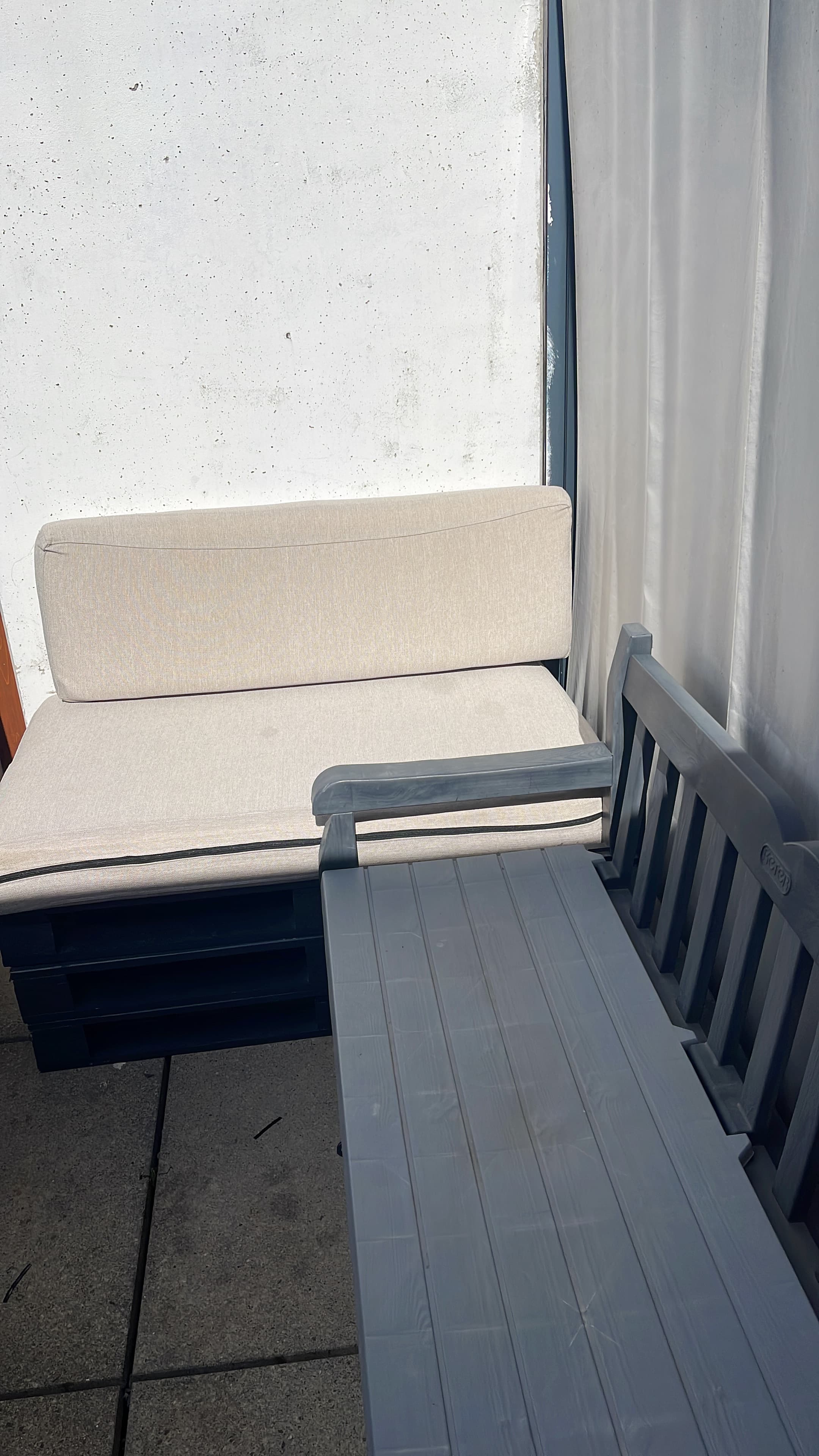 Bungalow wooden couch with mattress