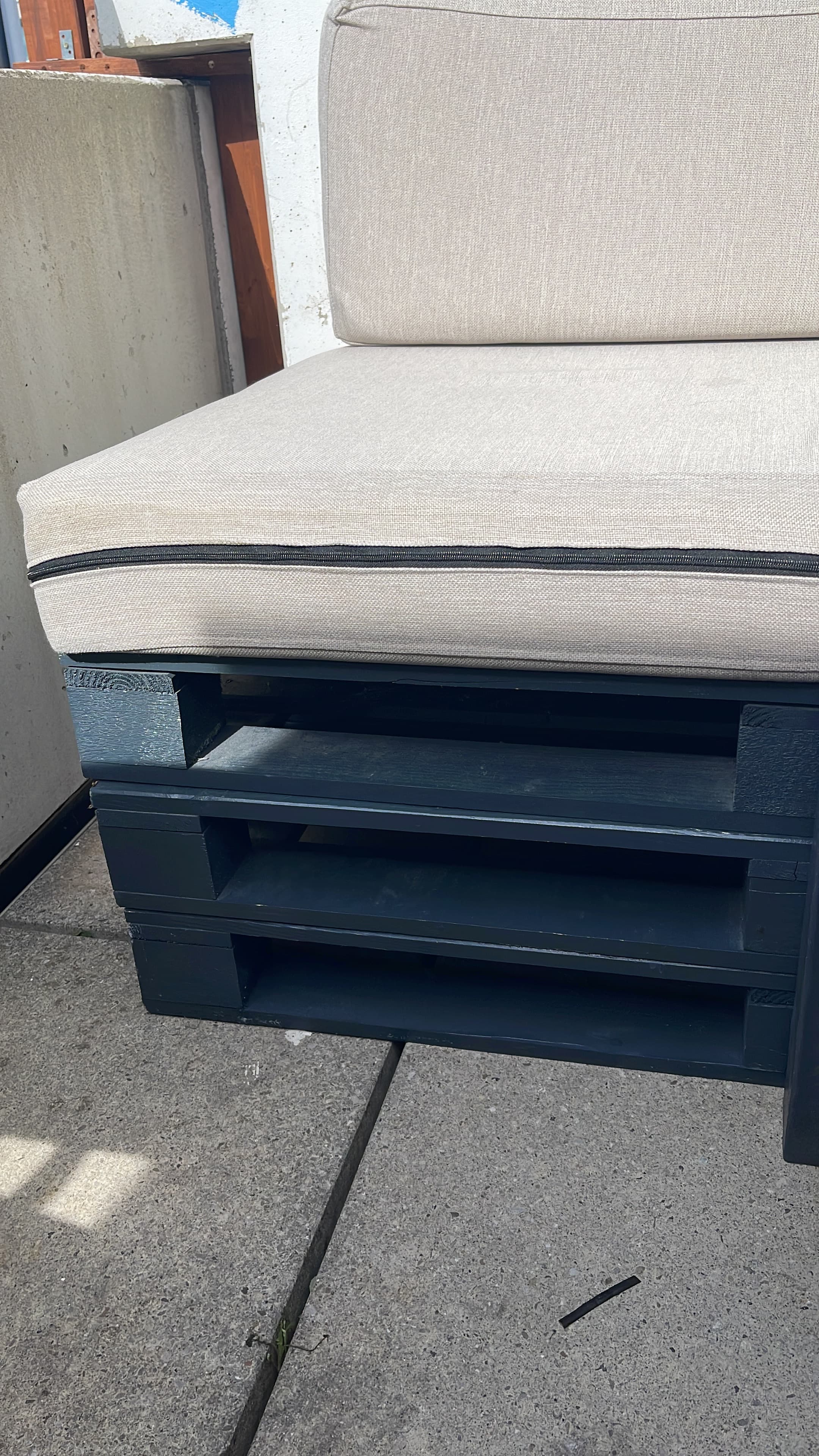 Bungalow wooden couch with mattress - Image 2