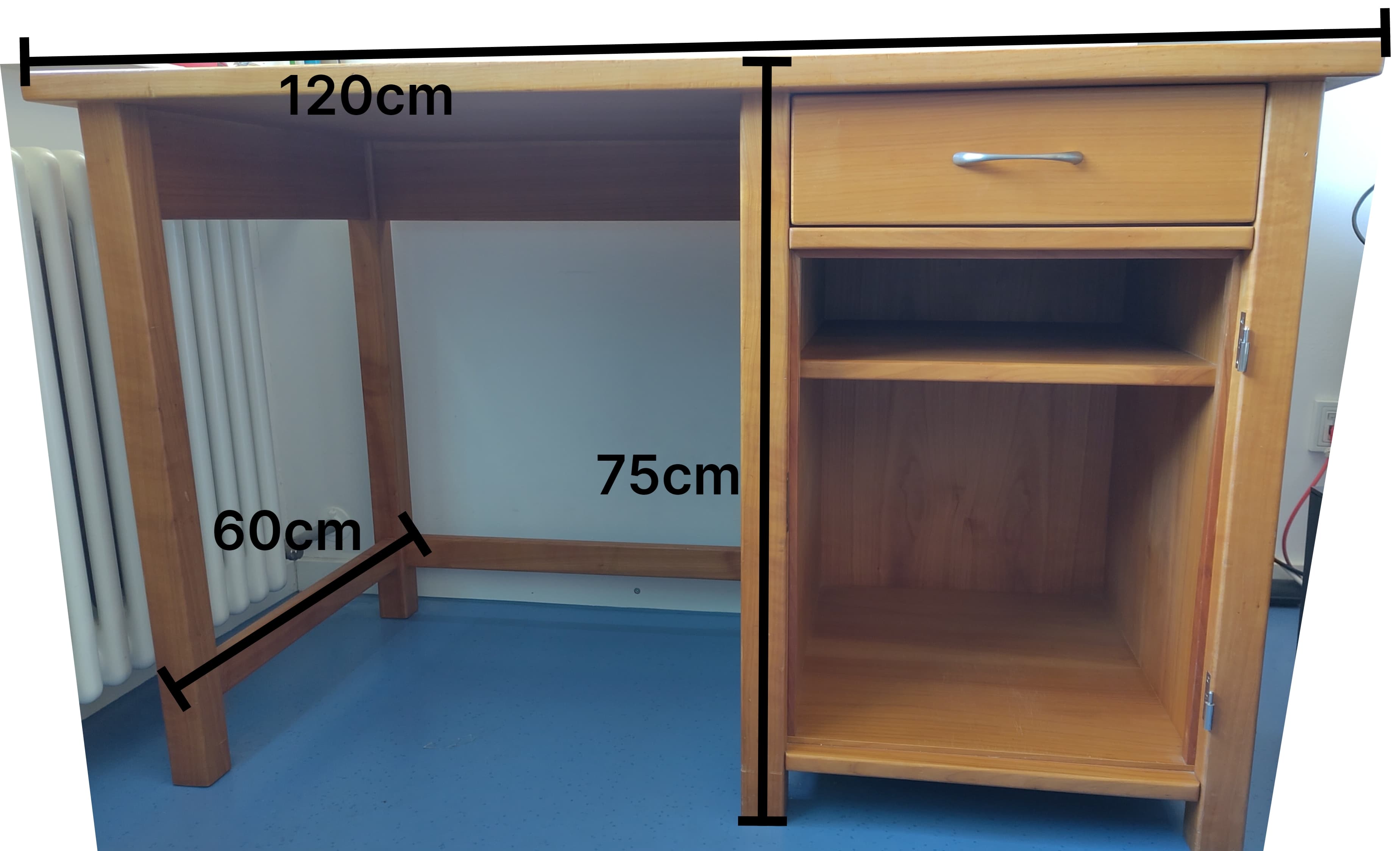 Massiver Holzschreibtisch