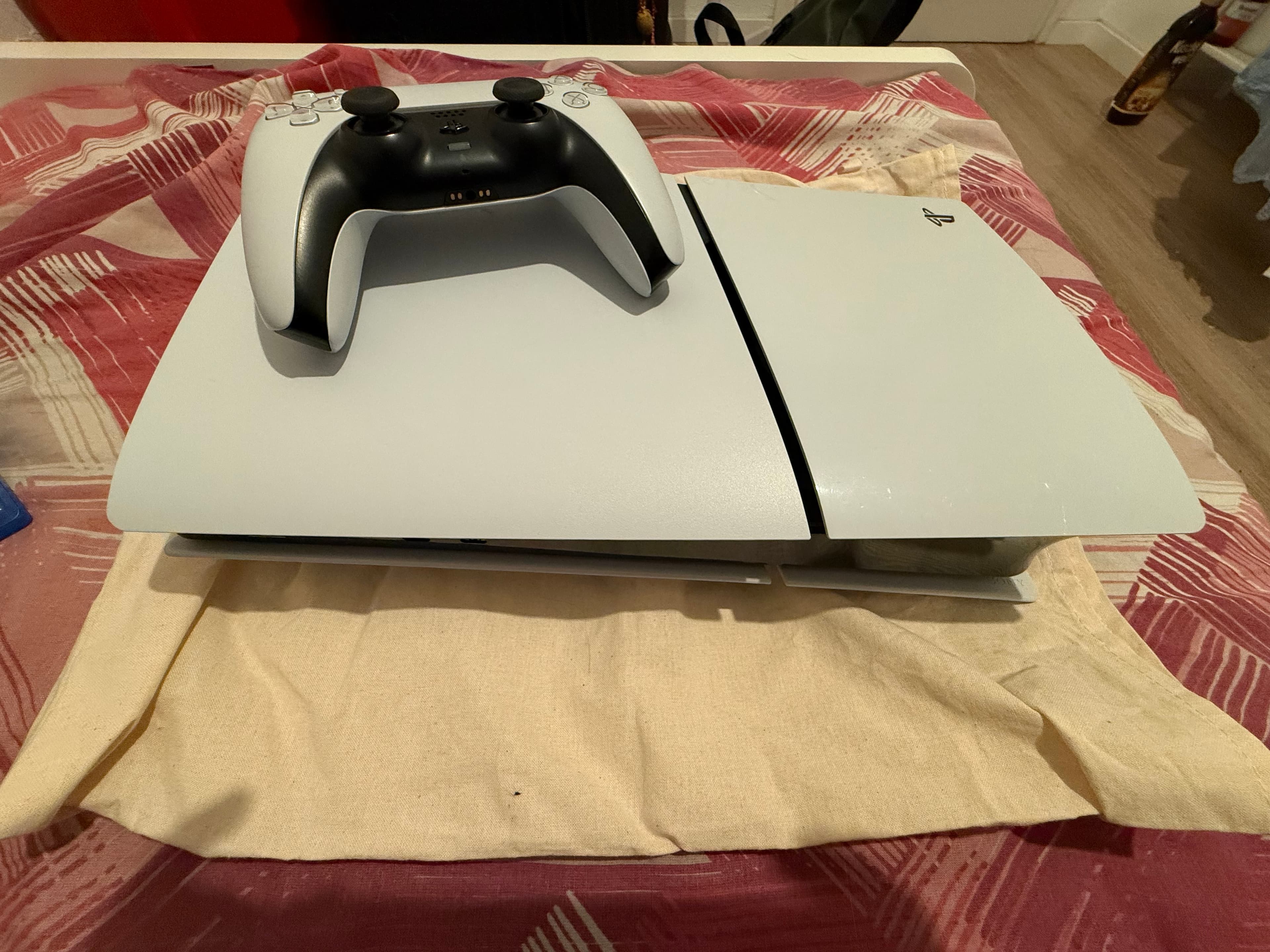PS5 slim disc 825 GB, less than a year old